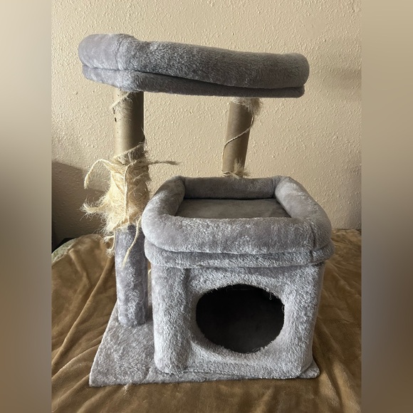 Cat tree - Picture 1 of 3
